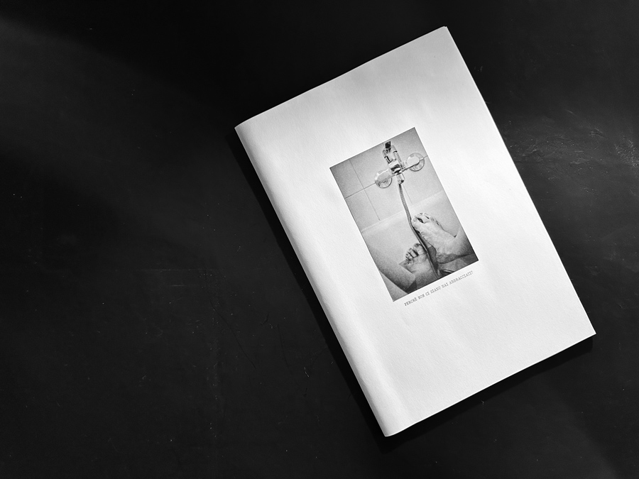Copertina dell’edizione fotografica Perché non ci siamo mai abbracciati di SENT Press